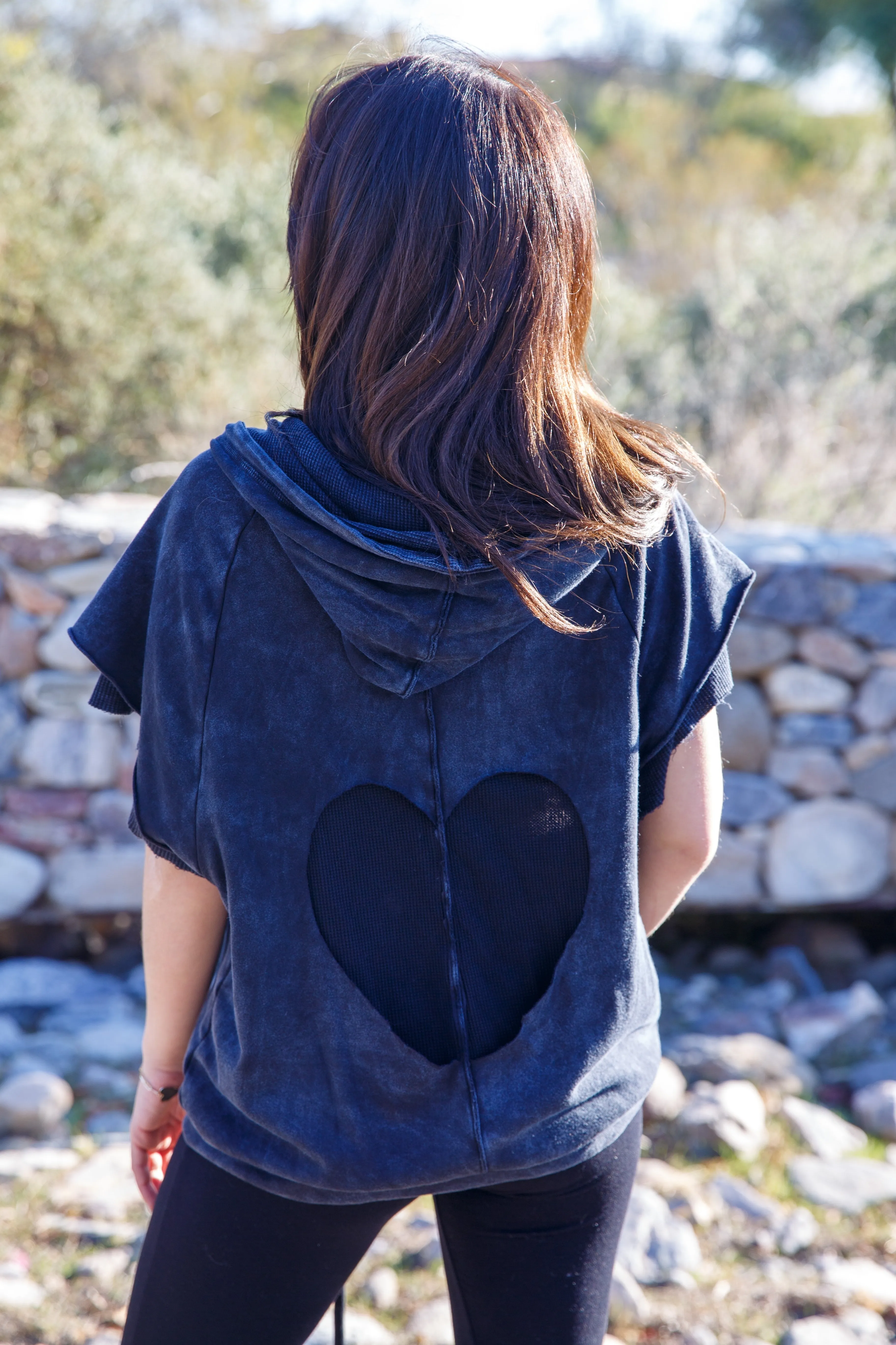 CUT OFF SWEATSHIRT W/HEART - VINTAGE BLACK